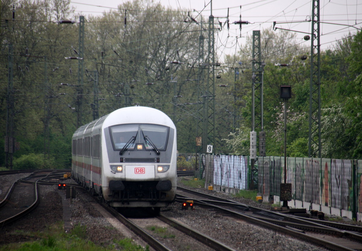 Der IC 2223 aus Berlin nach Aachen-Hbf und kommt aus Richtung Krefeld-Hbf und fährt in Viersen ein und hält in Viersen und fährt dann weiter in Mönchengladbach-Hbf,Rheydt-Hbf,Wickrath,Herrath,Erkelenz,Hückelhoven-Baal,Brachelen,Lindern,Süggerath,Geilenkirchen,Frelenberg,Zweibrüggen,Übach-Palenberg,Rimburg,Finkenrath,Hofstadt,Herzogenrath, Kohlscheid,Richterich,Laurensberg,Aachen-West,Aachen-Schanz,Aachen-Hbf. 
Aufgenommen vom Bahnsteig 4 von Viersen. 
Bei Wolken am Abend vom 5.5.2017.