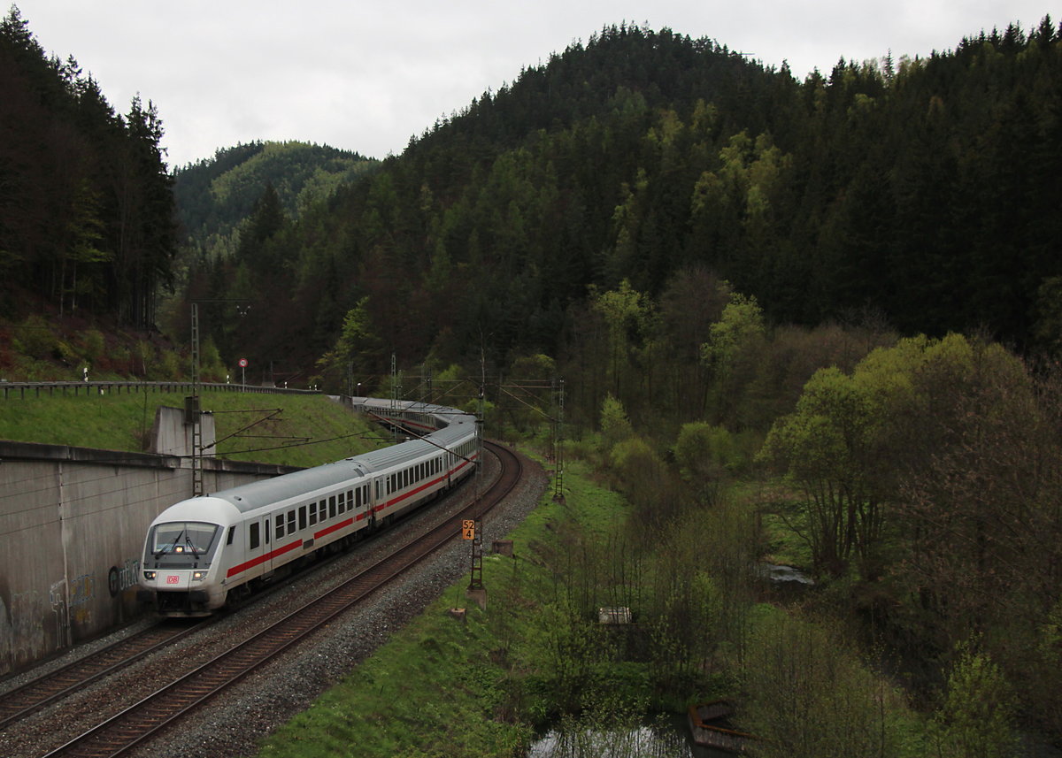 Der IC 2355 (Rostock Hbf - München Hbf) passiert am 05.05.2017 die Fichbachmühle in Lauenstein. Schublok ist die nicht im Bild zu sehende 120 150-8.