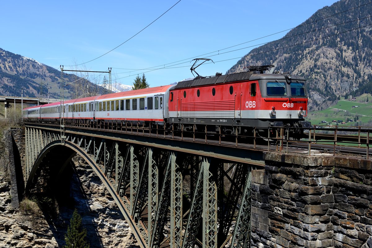 Der IC 690 von Salzburg HBF nach Villach HBF ist einer der wenigen hochwertigen Reisezüge, die im 1144-er Umlaufplan noch enthalten ist. Am 24. April 2013 konnte 1144.233 mit besagter Leistung auf der Angerschlucht-Brücke abgelichtet werden.