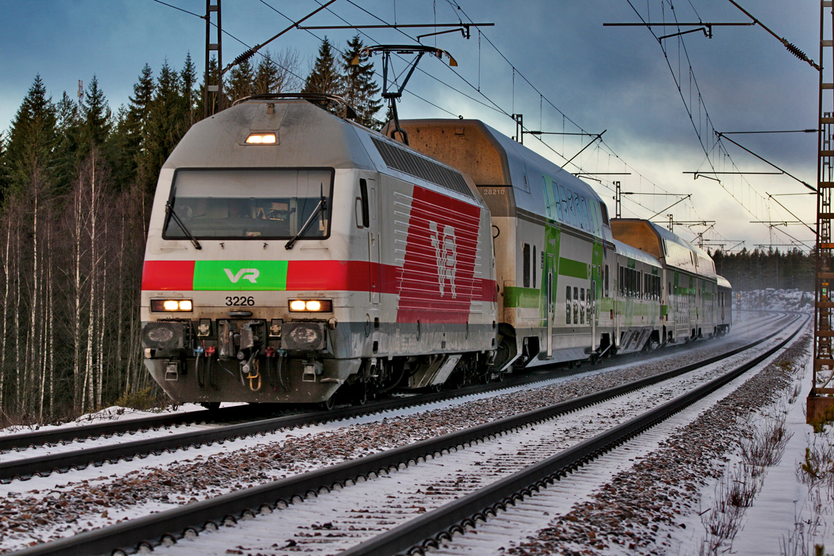 Der Ic 71 von Helsinki nach Rovaniemi braust geführt von der Sr2 3226 am Morgen bei Mankala vorüber.Bild vom 29.1.2016