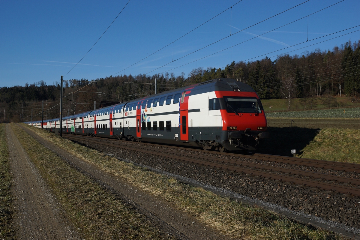 Der IC 721 mit dem führenden Bt 50 85 26-94 921-1 fährt am 23.12.2013 von Schottikon Richtung Elgg.