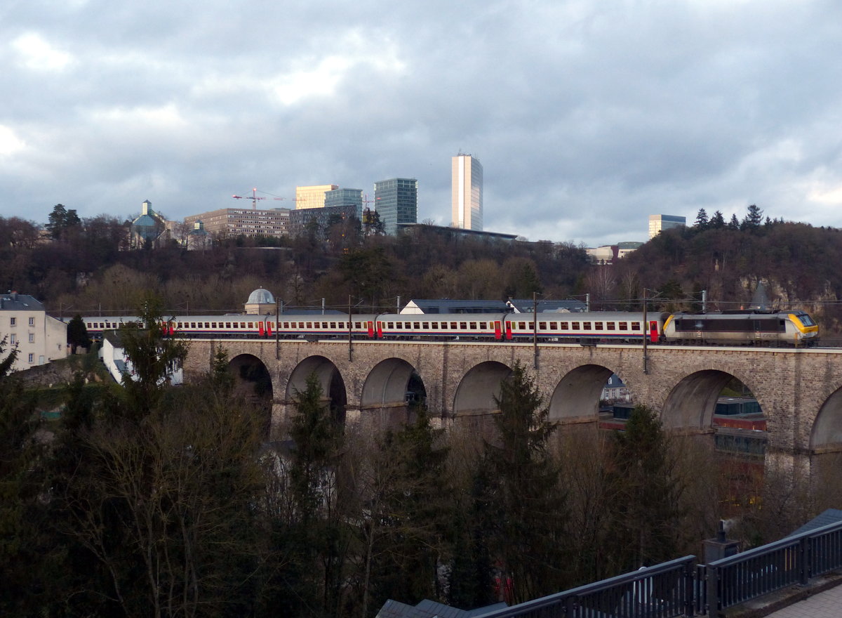 Der IC Luxemburg - Liège ist ständiger Begleiter in der Stadt, mehrmals am Tag verbindet er beide Städte. 28.12.2017, Luxemburg