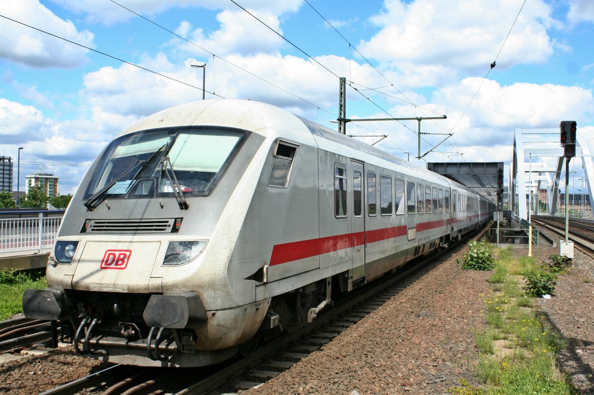 Der IC-Steuerwagen 61 80 80-91 134-6 mit Vorspannlok 101 135-2 am Nachmittag des 24.05.14 in Ludwigshafen (Rhein) Mitte.