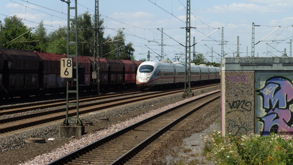 Der ICE 3 der DB mit einem ICE neben einen Güterzug durch Spich in RICHTUNG Troisdorf ( Bild entstand vom S-Bahn steigende ) , DEN 10.05.2015