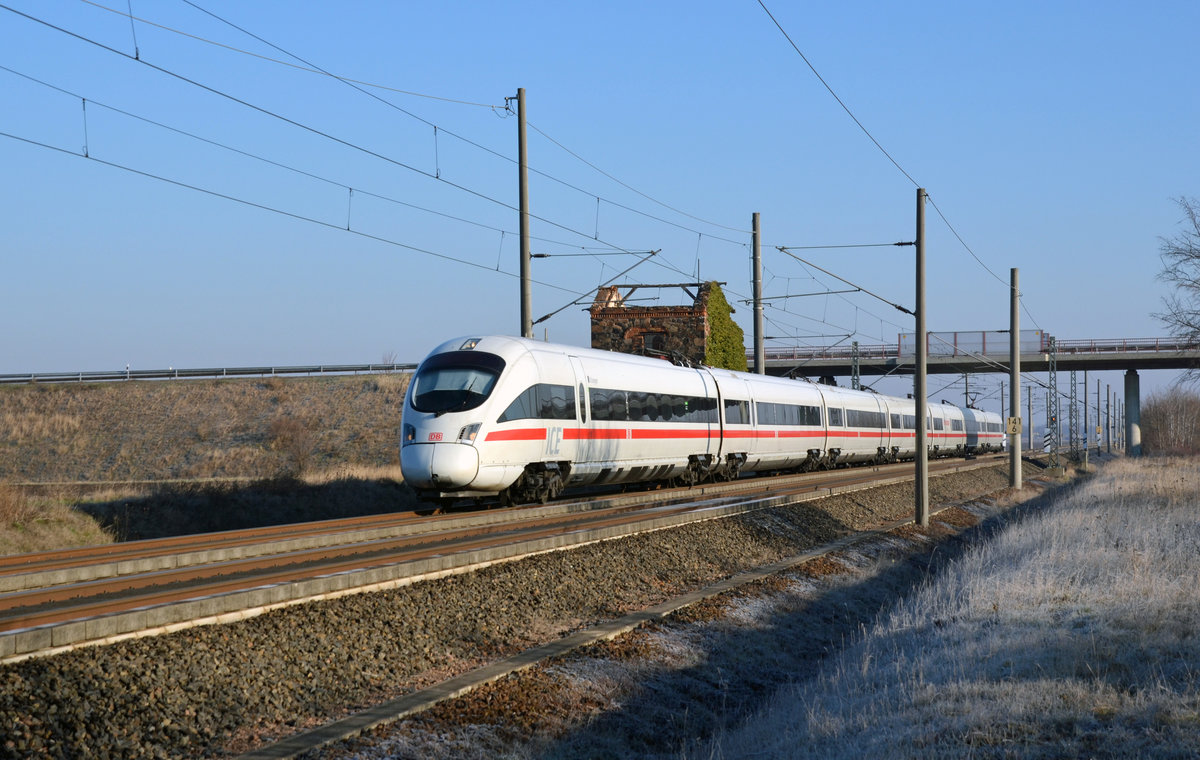 Der ICE 93 nach Wien passiert auf dem Weg Richtung Halle(S) am 20.01.19 Brehna.