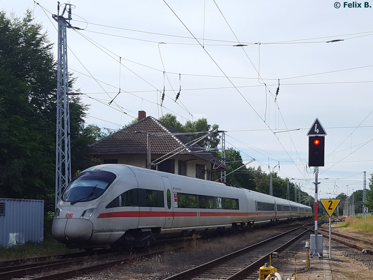 Der ICE-T  Travemünde  in Binz bei der Einfahrt in den Bahnhof am 05.08.2016
(Bild vom Ende des Bahnsteigs aus gemacht!)