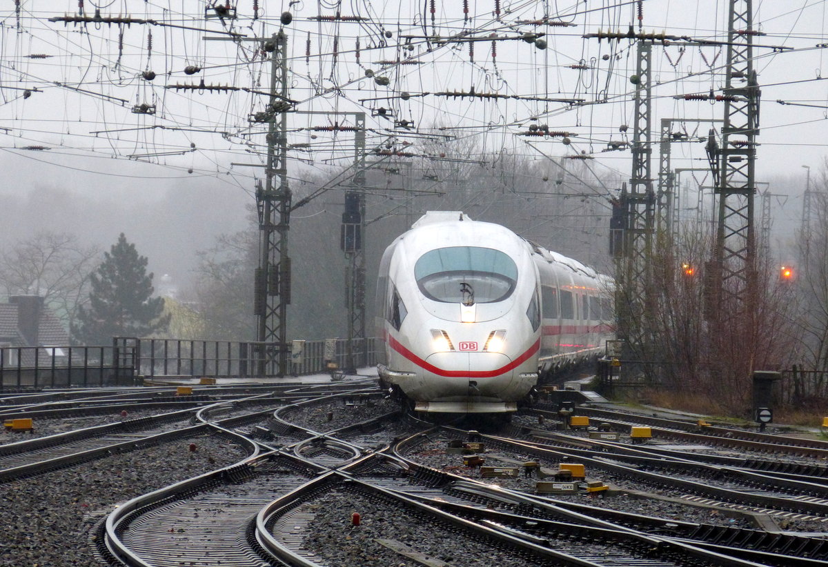 Der ICE3 aus Frankfurt am Main nach Brüssel-Süd(B) und kommt aus Richtung Köln und fährt gleich in den Aachener-Hbf ein. 
Aufgenommen vom Bahnsteig 2 vom Aachen-Hbf.
Bei Regenwetter am Kalten Nachmittag vom 2.2.2018.