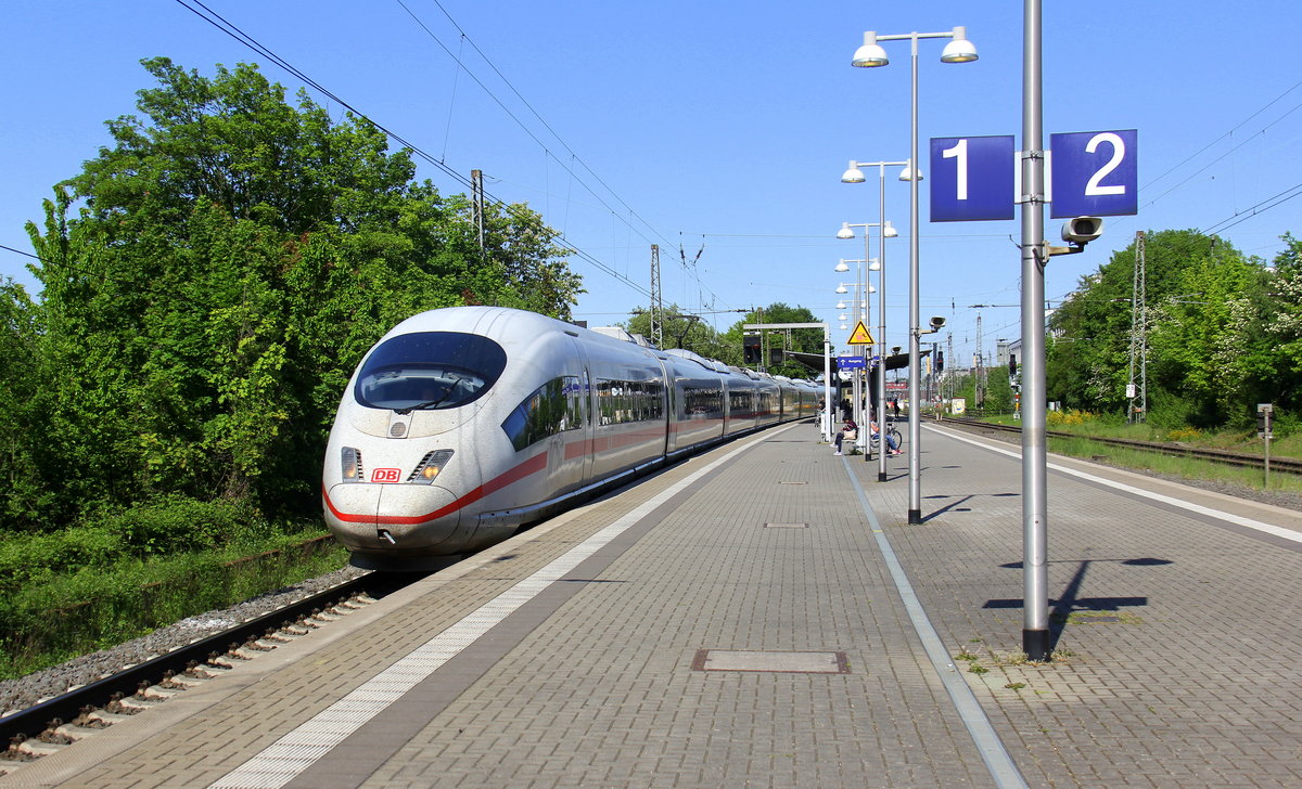 Der ICE3 aus Frankfurt am Main nach Brüssel-Süd(B) und kommt aus Richtung Köln und fährt durch Aachen-Rothe-Erde und fährt gleich in den Aachener-Hbf ein.
Aufgenommen vom Bahnsteig 1 in Aachen-Rothe-Erde. 
Bei Sommerwetter am Nachmittag vom 8.5.2018.