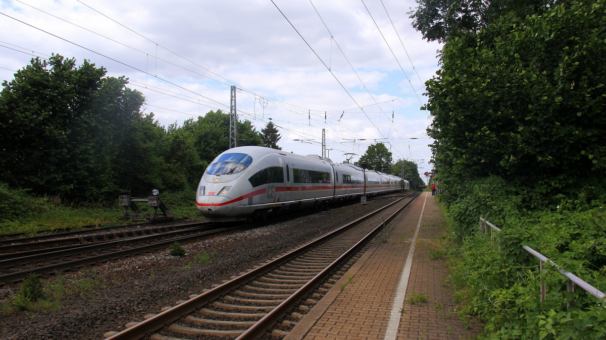 Der ICE3 DB aus Frankfurt am Main-Brüssel-Süd kommt durch Kohlscheid als Umleiter aus Richtung Neuss,Herzogenrath und fährt in Richtung Aachen-West,Hbf und fährt die Kohlscheider-Rampe hoch. 
Aufgenommen von Bahnsteig 1 in Kohlscheid.
Bei Sonne und Wolken am Nachmittag vom 21.6.2018.