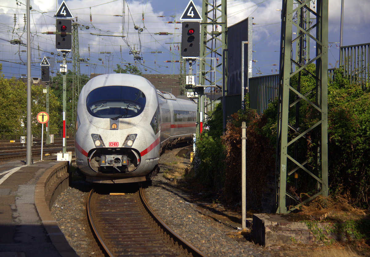 Der ICE3 DB aus Frankfurt am Main nach Brüssel-Süd(B) und kommt aus Richtung Köln und fährt gleich in den Aachener-Hbf ein. 
Aufgenommen vom Bahnsteig 9 vom Aachen-Hbf. 
Am Abend vom 13.8.2018.