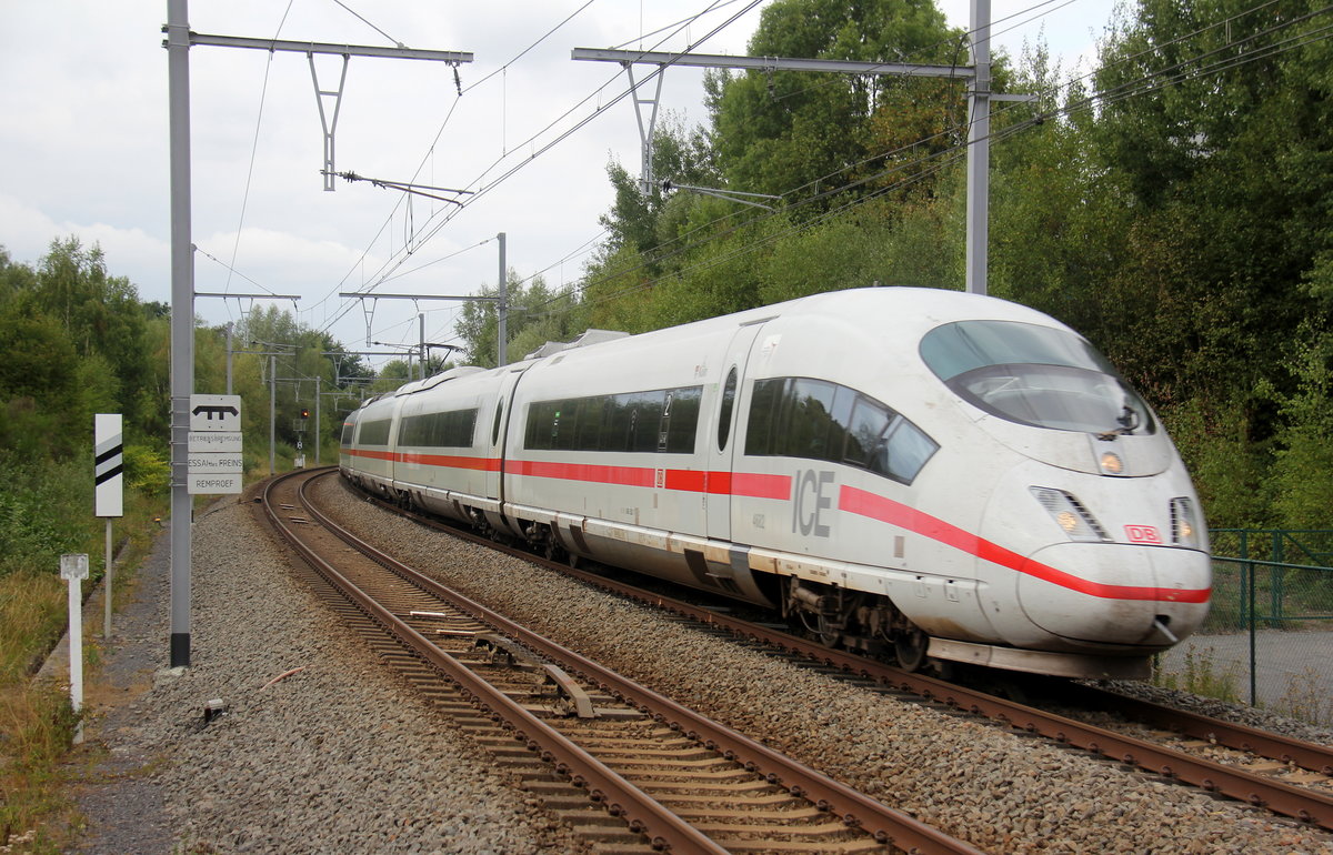 Der ICE3 DB aus Frankfurt am Main nach Brüssel-Süd(B) und kommt aus Richtung Aachen-Hbf(D),
Aachen-Süd(D) und fährt durch den Bahnhof von Hergenrath(B) in Richtung Lüttich(B). Aufgenommen vom Bahnsteig 1 in Hergenrath(B).
Bei Sonne und Wolken am Nachmittag vom 15.8.2018.