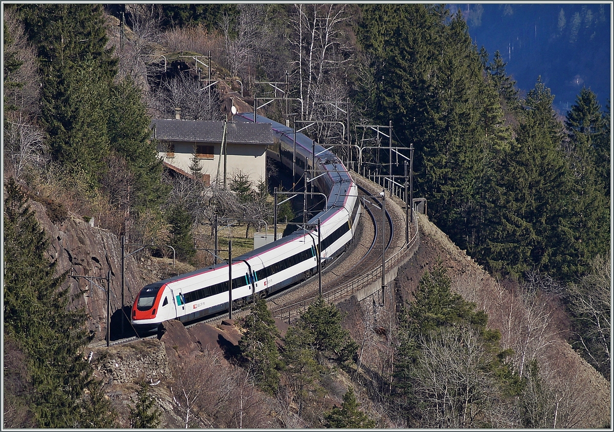 Der ICN 638 von Basel nach Lugano auf der mittleren Eben bei Wassen auf der Gotthard-Nordrampe. 
14. März 2014