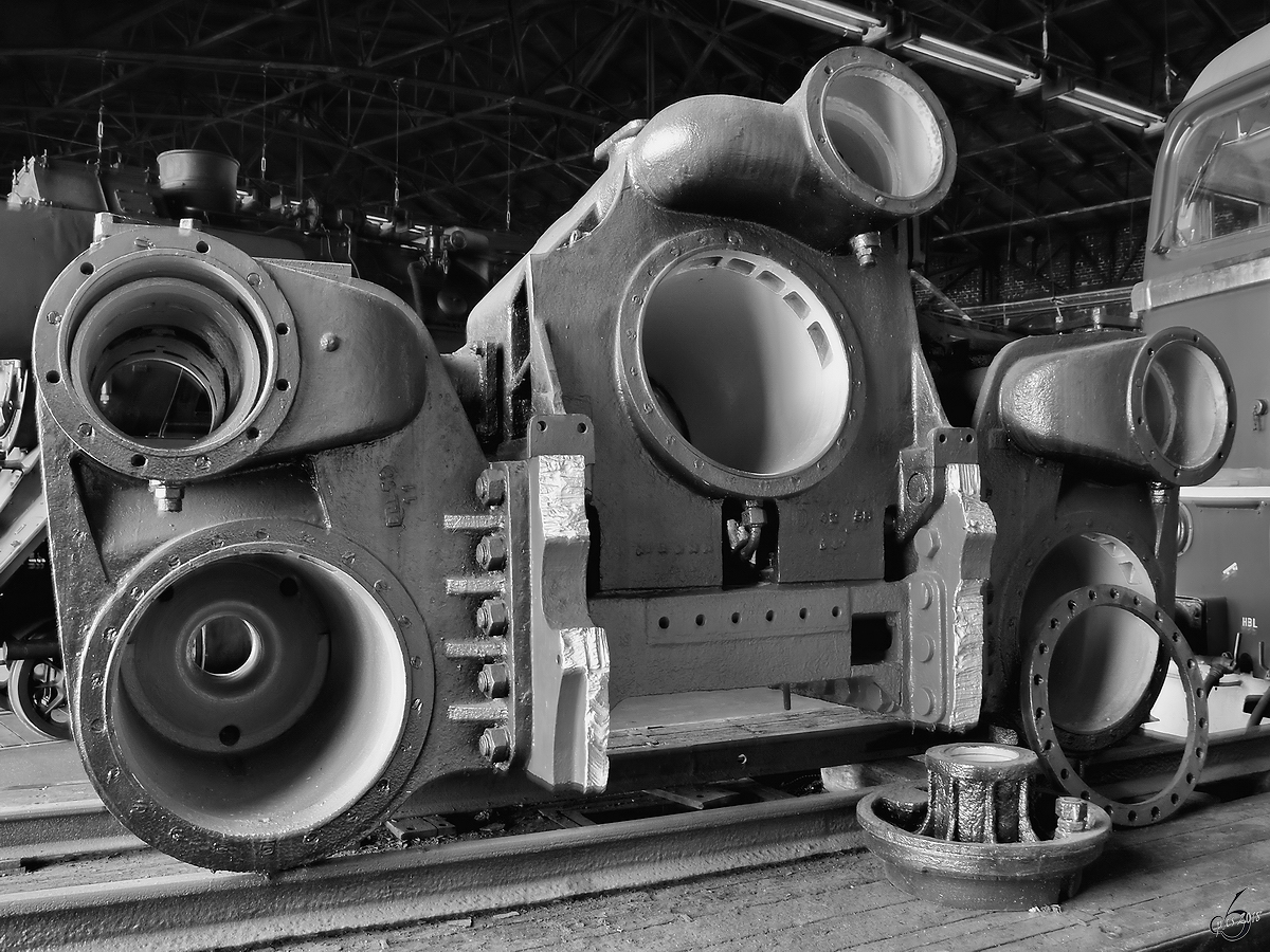 Der imposante Zylinderblock der Dampflokomotive 44 681 ist fast 8 Tonnen schwer. (Sächsisches Eisenbahnmuseum Chemnitz-Hilbersdorf, April 2018)