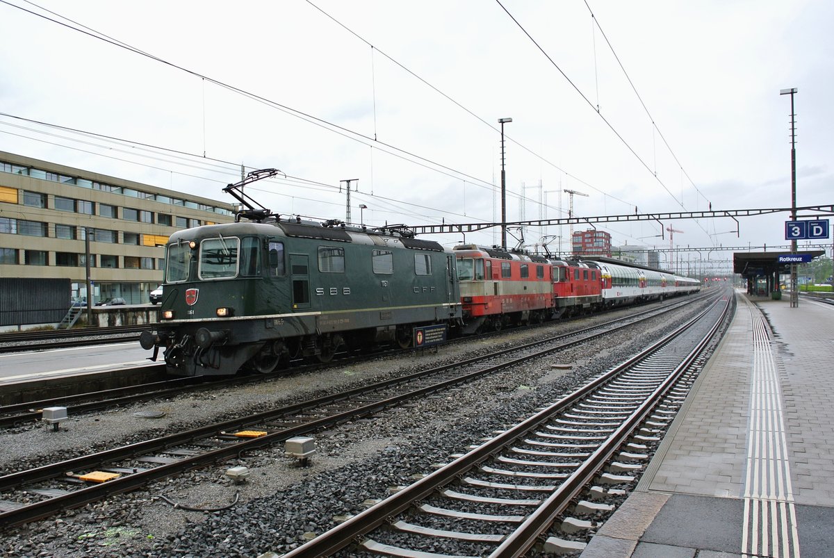 Der IR 2894 wurde am 06.05.2017 von drei unterschiedlichen Re 4/4 II gefhrt; 11161 | 420 161-2, 11109 | 420 109-1 und 11192 | 420 192-7. Im Bild ist die sehr seltene Dreifachtratkion beim Zwischenhalt in Rotkreuz. Die zwei hinteren Loks werden von Bellinzona nach Zrich berfhrt, am Vortag brachten sie den VSOE nach Chiasso. Einfacherweise werden die Loks jeweils am Gotthard Weekend-Express berfhrt. 