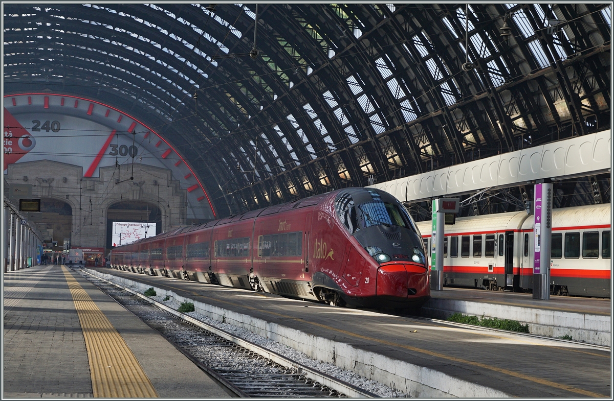 Der ITALO ETR 575 (AGV) 20 wartet in Milano Centrale auf die Abfahrt. Erst seit Fahrplanwechsel im Dezember 2015 erreichen dies .italo Züge Milano Centrale, vorher mussten sie mit dem Bahnhof Milano Porta Garibaldi Vorlieb nehmen.

1. März 2016