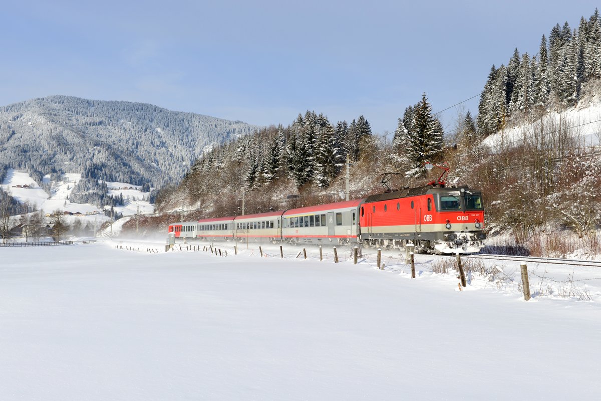 Der Januar 2017 erwies sich als sehr kalter Monat und man sah den Triebfahrzeugen teilweise auch die harten Einsatzbedingungen an. So fuhr beispielsweise die 1144.201 am 07. Januar 2017 mit ihrem IC 513 nach Ganz HBF mit beiden Stromabnehmern am Fahrdraht. Aufgenommen werden konnte die Leistung im winterlichen Altenmarkt im Pongau. Man beachte auch die beiden Modularwagen im Zugverband, die aktuell vermehrt im innenalpinen Fernverkehr zum Einsatz kommen.