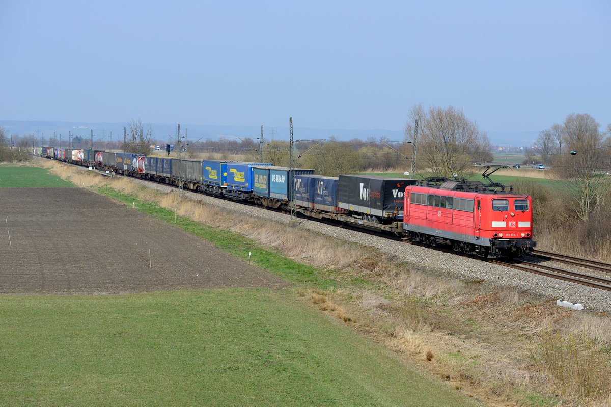 Der KT 40551 von Rotterdam Waalhaven nach Verona Q. E. ist eine verlässliche Planleistung für Loks der Baureihe 151. Am 09. April 2015 war 151 102 für diese Aufgabe eingeteilt und konnte bei Druisheim an der KBS 910 abgelichtet werden.