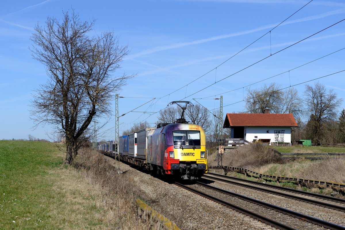 Der KT 43221 von Dradenau nach Verona Q.E. wurde am 20. März 2014 vom ÖAMTC-Taurus 1116.153 von München Ost Rangierbahnhof zum Brenner befördert. Aufgenommen wurde der farbenfrohe Taurus beim ehemaligen Block Hilperting.