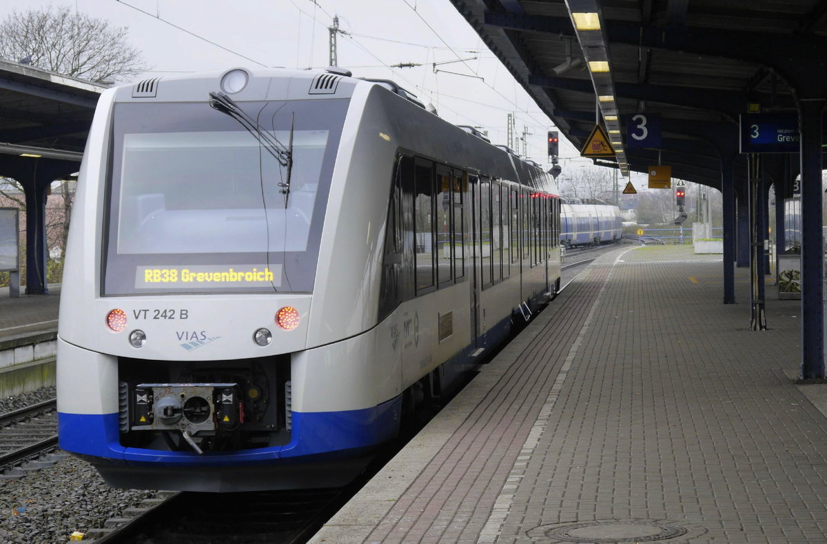 Der Kurzpendel der RB 39 Neuss - Grevenbroich wird tagsüber mit einem 1648er gefahren (im Bild VT 243 = 1648 253: ja auch bei den LINT 41 gibt es die 10er Differenz) in Neuss Hbf am 11.12.17. Im Hintergrund wird gerade der RE 7, der wegen einer Streckensperrung statt in Krefeld schon in Neuss endet,  von Gleis 1 nach Gleis 4 umgesetzt.