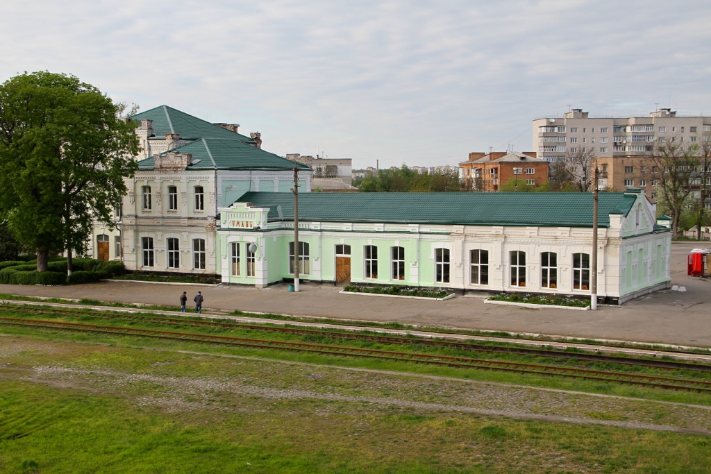 Der leere Bahnhof von Uman am Abend des 3 Mai 2015. Hier fahren 2 mal täglich Züge nach Tscherkassy.