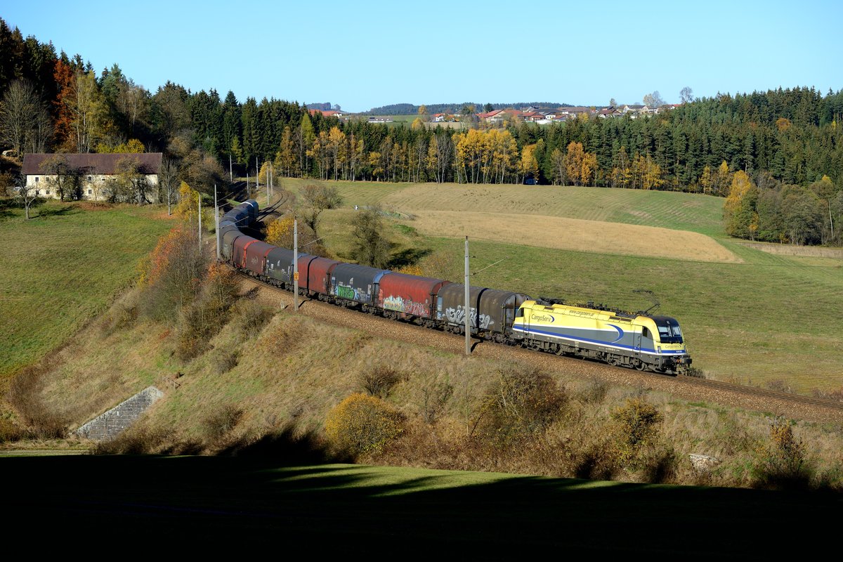 Der leere Stahlzug 47531 zur Voest Alpine Linz wurde am 31. Oktober 2015 ab Summerau mit der CargoServ 1216.931 bespannt. Die Leistung wartete ich auch noch am Semmelhof ab, nur zu den kurzen Tagen passt der Sonnenstand an dieser Stelle für diesen Zug, der meist zuverlässig seine Fahrplantrasse einhält. Noch vor einigen Jahren waren die Tauri von CargoServ mehrmals täglich mit Kohlezügen auf der Summerauer Bahn zu beobachten. Allerdings wurde der Laufweg dieser Züge zu den schlesischen Kohleabbaugebieten auf die West- und Nordbahn verlegt. Aufnahmen im Mühlviertel sind somit nur noch Samstags mit einem verbliebenen Zugpaar möglich.