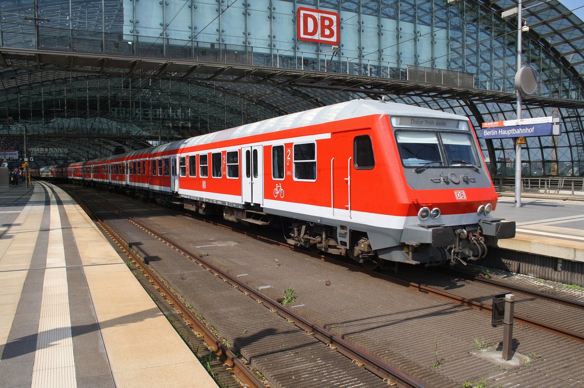 Der Leerzug des  Cruise Train Berlin  von Warnemünde nach Berlin Ostbahnhof durchfährt am 14.5.2017 auf dem Weg nach Berlin Grunewald den Berliner Hauptbahnhof. Zuglok war 112 187.