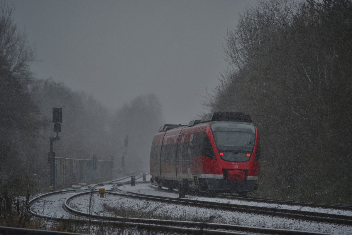 Der letzte Fahrtag des RB38 zwischen Bedburg und Düsseldorf. 644 031 legt sich im Schneefall als RB11808 nach Neuss Hbf in die erste Kurve gen Kapellen.

Grevenbroich 09.12.2017