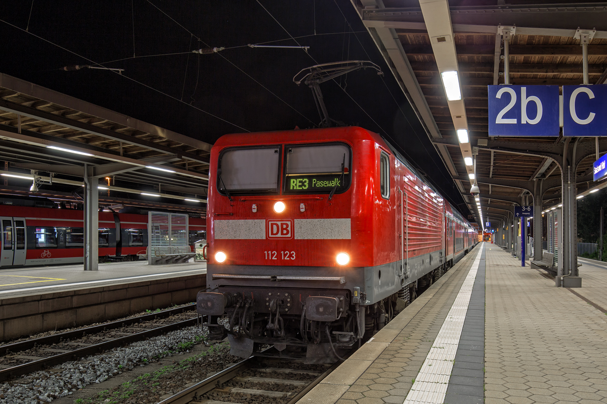 Der letzte RE 3 (RE 3321) des Tages von Stralsund beendet seine Fahrt bereits auf dem Bahnhof Pasewalk und nicht in Elsterwerda. - 03.09.2016