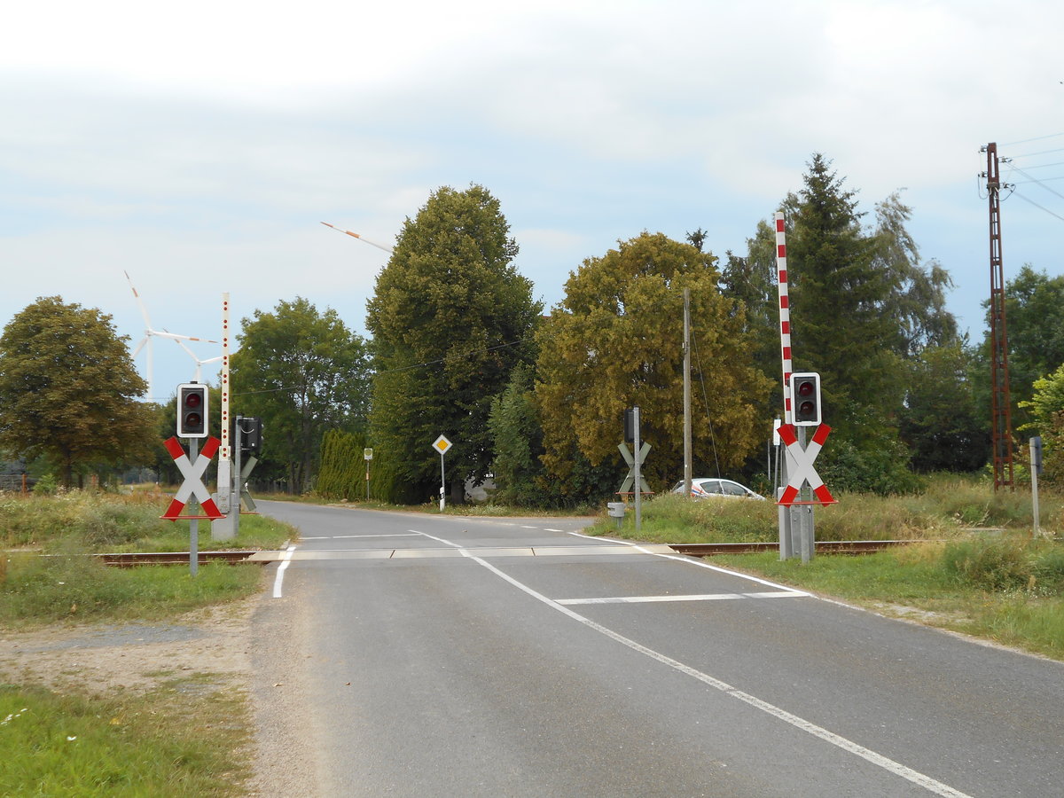 Der letzte,deutsche Bahnübergang,an der Strecke Angermünde-Szczecin,vor der polnischen Grenze,liegt in Rosow.Aufnahme vom 04.August 2018.