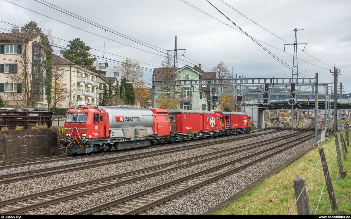 Der LRZ Winterthur mit führendem Tanklöschfahrzeug Xans 375 005 am 21. November 2017 in Winterthur.