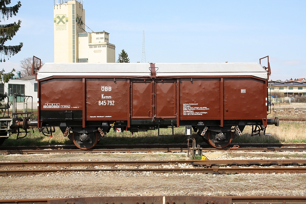 Der Materialwagen A-KSE 40 81 9408 121-7 (ex Tms) kann für Foto- und Filmzwecke mit historischer Beschriftung versehen werden. Bild vom 07.April 2018 in Mistelbach LB.