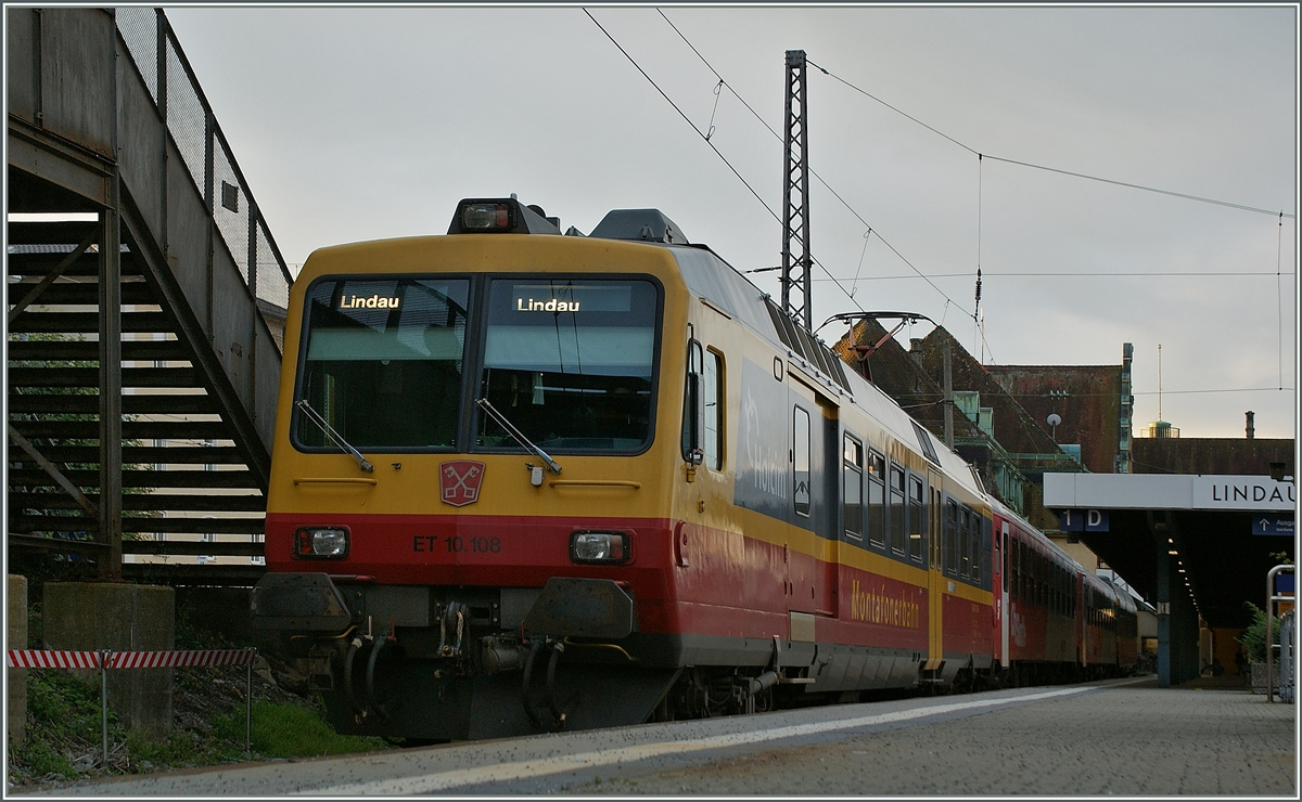Der MBS (Montafonerbahn) ET 10.108  mit drei ÖBB Zwiwschen-Wagen und einen MBS Steuerwagen in Lindau.
21. Sept. 2011