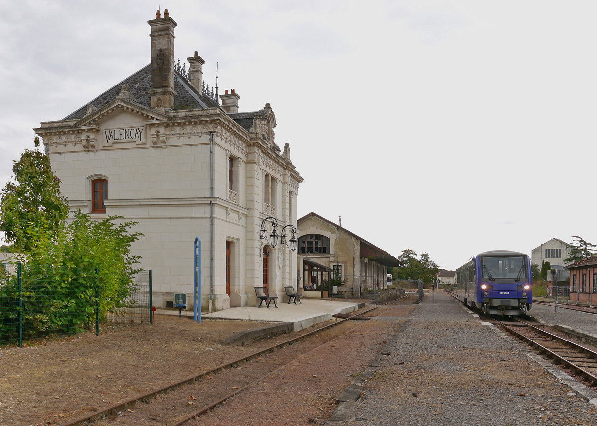 Der Meterspur-Dieseltriebzug SNCF-X74502 steht im malerischen Bahnhof von Valençay bereit um als TER61254 von Valencay nach Romorantin zu fahren. 
Der Bahnhof Valençay ist seit einigen Jahren der Endpunkt der regelmäßigen Züge auf der Meterspurstrecke der Chemin de fer du Blanc-Argent im Zentrum Frankreichs.
Die weiterführende Strecke ist gesperrt und nicht befahrbar.


2014-09-17 784 Valençay