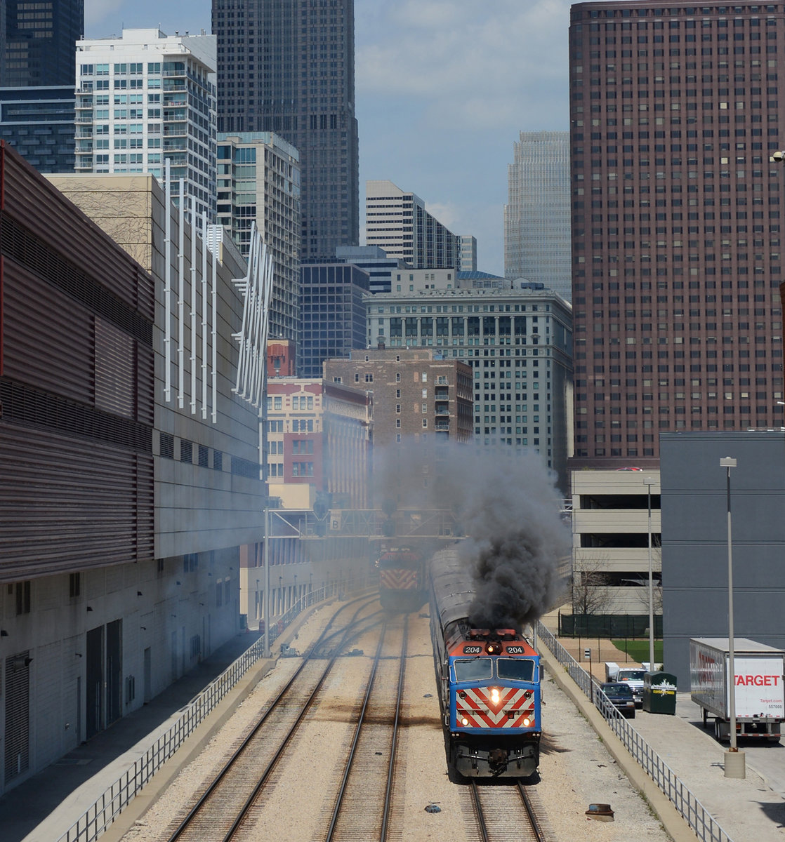 Der Metra Zug 512(Rock Island District) bespannt von der F40PHM-2 204 verließ am 25. April 2016 die LaSalle Street Station Chicago in Richtung Joliet.