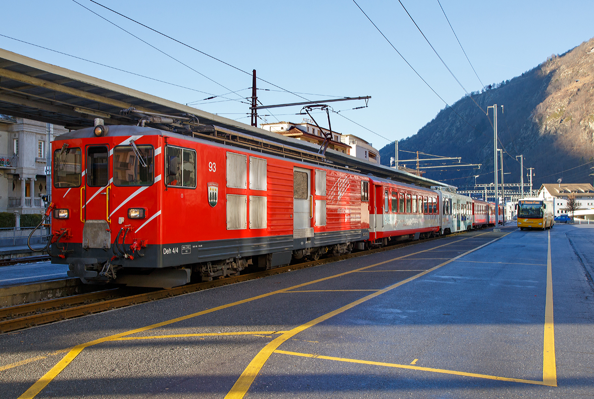 Der MGB Deh 4/4 II - 93 „Oberwald“ am 30.12.2015 mit einem MGB Regionalzug nach Göschenen beim Halt in Brig. 

Der Gepäcktriebwagen wurde 1979 von SLM (mechanischer Teil, Lokomotivkasten) und BBC (elektrische Ausrüstung) gebaut.

Der Deh 4/4 II ist ein schmalspuriger Gepäcktriebwagen der Matterhorn-Gotthard-Bahn (MGB) für Adhäsions- und Zahnradbetrieb.

Weil die Furka-Oberalp-Bahn (FO) mit den Deh 4/4 I gute Erfahrungen gemacht hatte, beschaffte sie die Deh 4/4 II als Nachfolger. Im Zuge des Zusammenschlusses der FO mit der BVZ kamen sie zur neuen Gesellschaft Matterhorn-Gotthard-Bahn, wo sie nur noch als Deh 4/4 bezeichnet und, wenn nötig, anhand der Seriennummern 2.., 5.. und 9.. unterschieden werden.

Technische Daten:
Spurweite: 1.000 mm 
Achsformel: Bo’Bo’
Länge über Puffer: 15.500 mm
Leergewicht: 48,3 t 
Höchstgeschwindigkeit:   Adhäsion 60 km/h / Zahnstange  30 km/h
Stundenleistung: 1.032 kW
Stromsystem: 11 kV 16,7 Hz AC
Anzahl der Fahrmotoren: 4