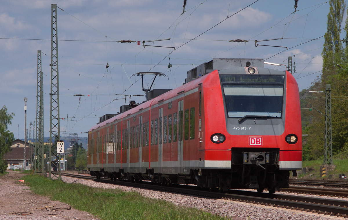 Der mit dem 3 Löwentakt Logo. 425 113 hat als RB Trier - Homburg gerade den Bahnhof Ensdorf verlassen. 04.05.2016 Bahnstrecke 3230 Saarbrücken - Karthaus