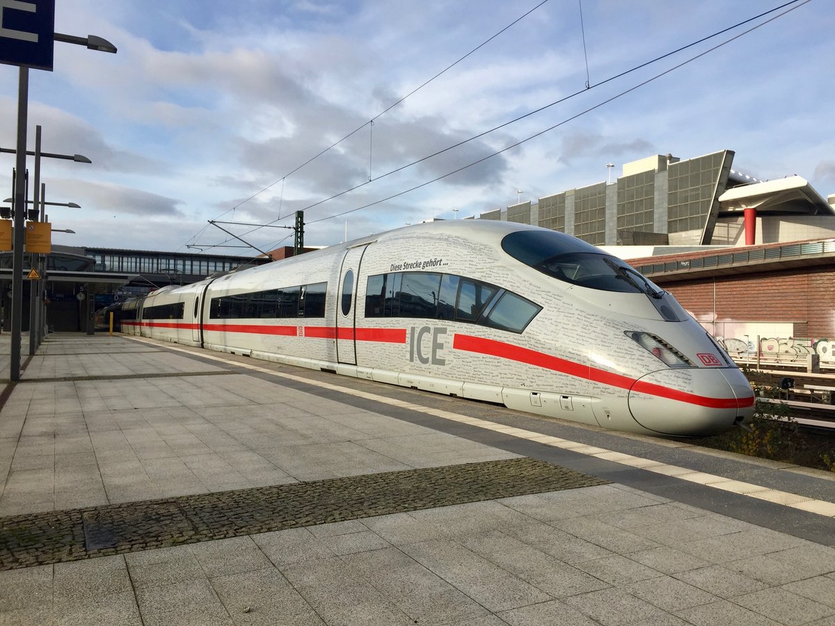Der mit einer Folie beklebte 403 031 startet am 10.12.2017 mit der Zugnummer 1005 als erster planmäßiger ICE Sprinter aller Zeiten von Berlin nach München.