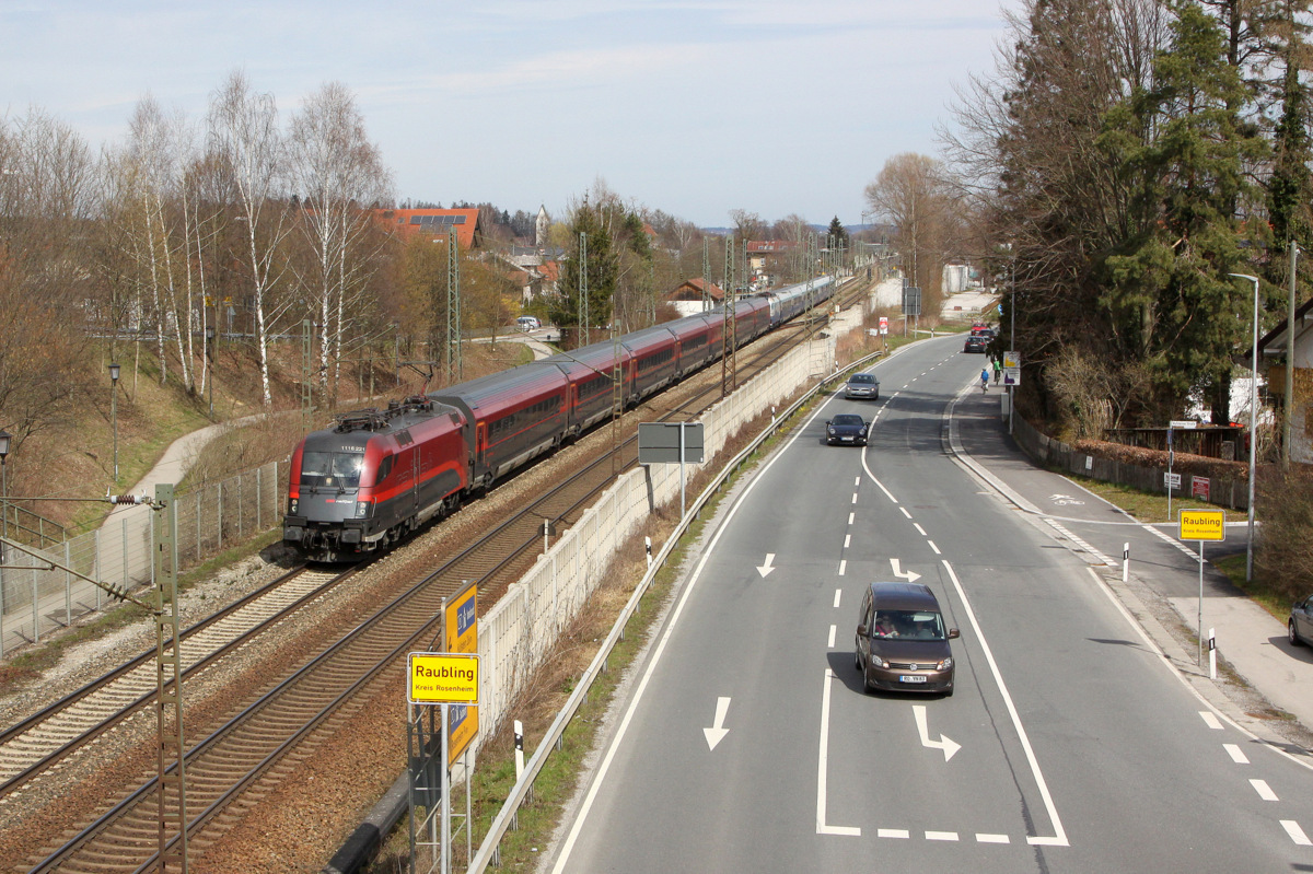 Der mittägliche Railjet von Wien nach Bregenz in Raubling - 28.03.2016