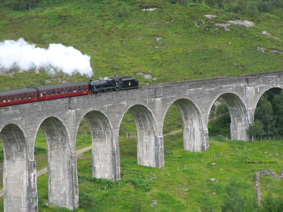 Der Mittagszug (The Jacobite) befährt am 10. Juli 2012 das Glenfinnan Viadukt von Mallaig kommend in Richtung Fort William. 
Das Viadukt ist auch aus Harry Potter  Die Kammer des Schreckens  bekannt, wie auch der See, der nur einen Steinwurf entfernt liegt.