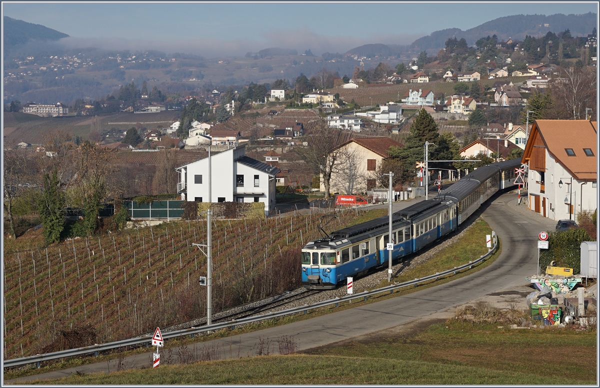 Der MOB ABDe 8/8 4003 BERNE fährt mit seinem Regionalzug 2213 von Zweisimmen nach Montreux bei Planchamp seinem nahen Ziel entgegen.
28. Dez. 2016
