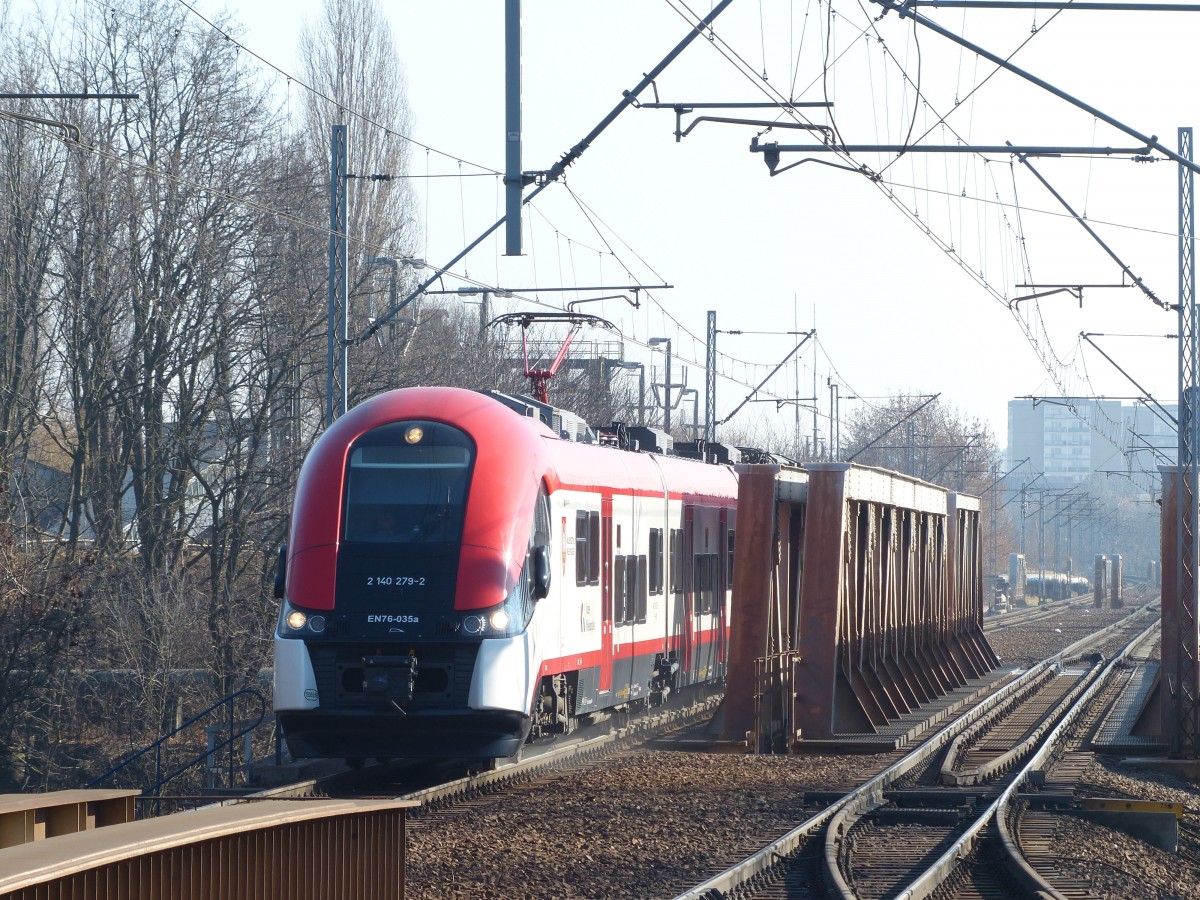 Der moderne polnische Triebzug EN76-035a nach Poznan bei der Einfahrt in Poznan Garbary, 23.2.2014