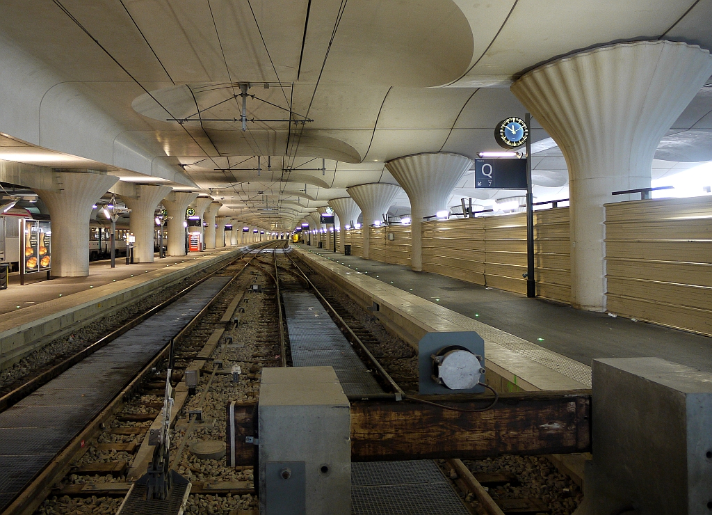 Der moderne Teil des Pariser Bahnhofs  Gare d´Austerlitz : eine Betonkonstruktion unter einer Hochstrae - und ebenfalls ziemlich ausgestorben. 15.1.2014 