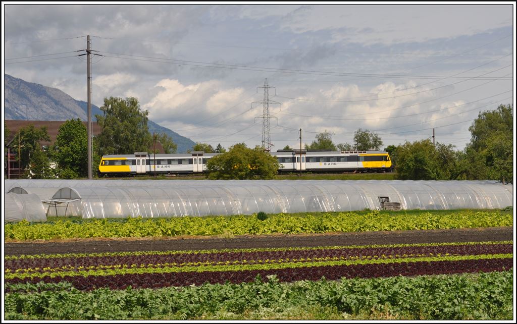 Der Montafoner NPZ ET 10.121 verlässt Buchs SG als R5715 nach Feldkirch. (08.05.2014)