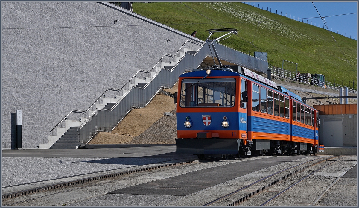 Der Monte-Generoso Bahn Bhe 4/8 11 im Gipfelbahnhof Generoso Vetta, welcher durch den Bau der  Steinblume  von Mario Botta sehr aufgeräumt wirkt.
21. Mai 2017