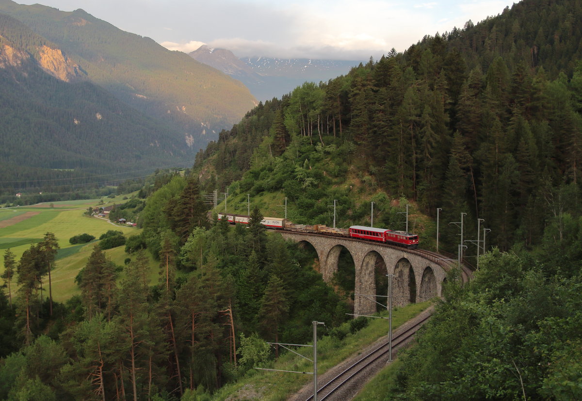 Der morgendliche GmP R4109 (Chur - Samedan) fährt mit der Ge 6/6 II 702  Curia  über das Schmittentobelviadukt.

Schmittentobelviadukt, 15. Juni 2017