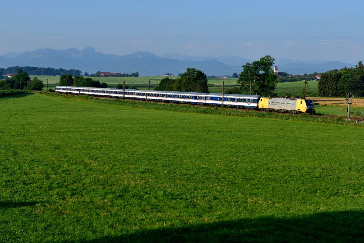 Der morgendliche M 79060 von Kufstein nach München HBF steht momentan bei Eisenbahnfreunden hoch im Kurs, kommt hier doch die NX-Wagen-Garnitur als Ersatz für einen Meridian-Triebzug zum Einsatz. Am 19. Juli 2016 warteten erneut etliche Fotografen gespannt darauf, welche Maschine aus dem Fahrzeugpool von Lokomotion diesmal zum Einsatz kommt. Es wurde die noch im gelb/silbernen Ursprungslack befindliche 189 902.