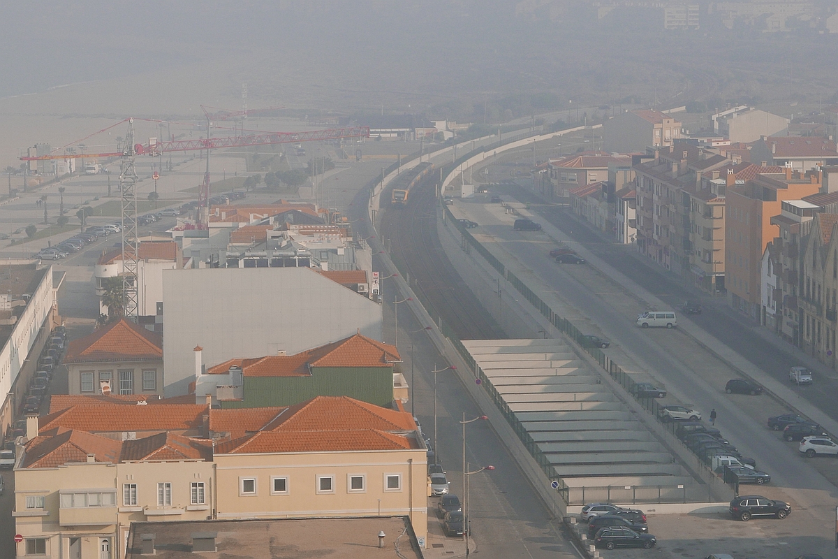 Der morgendliche Nebel hat sich noch nicht vollständig aufgelöst und trübt den Blick vom Frühstücksraum des Hotels auf die nördliche Aus-/Einfahrt der unterirdischen Haltestelle von Espinho. Kurz nach der Abfahrt an der Haltestelle befindet sich ein von Ovar kommender Triebwagen der Baureihe 3400 auf der nördlichen Rampe. Ziel des Nahverkehrszuges ist am 10.10.2017 der Kopfbahnhof von Porto São Bento.