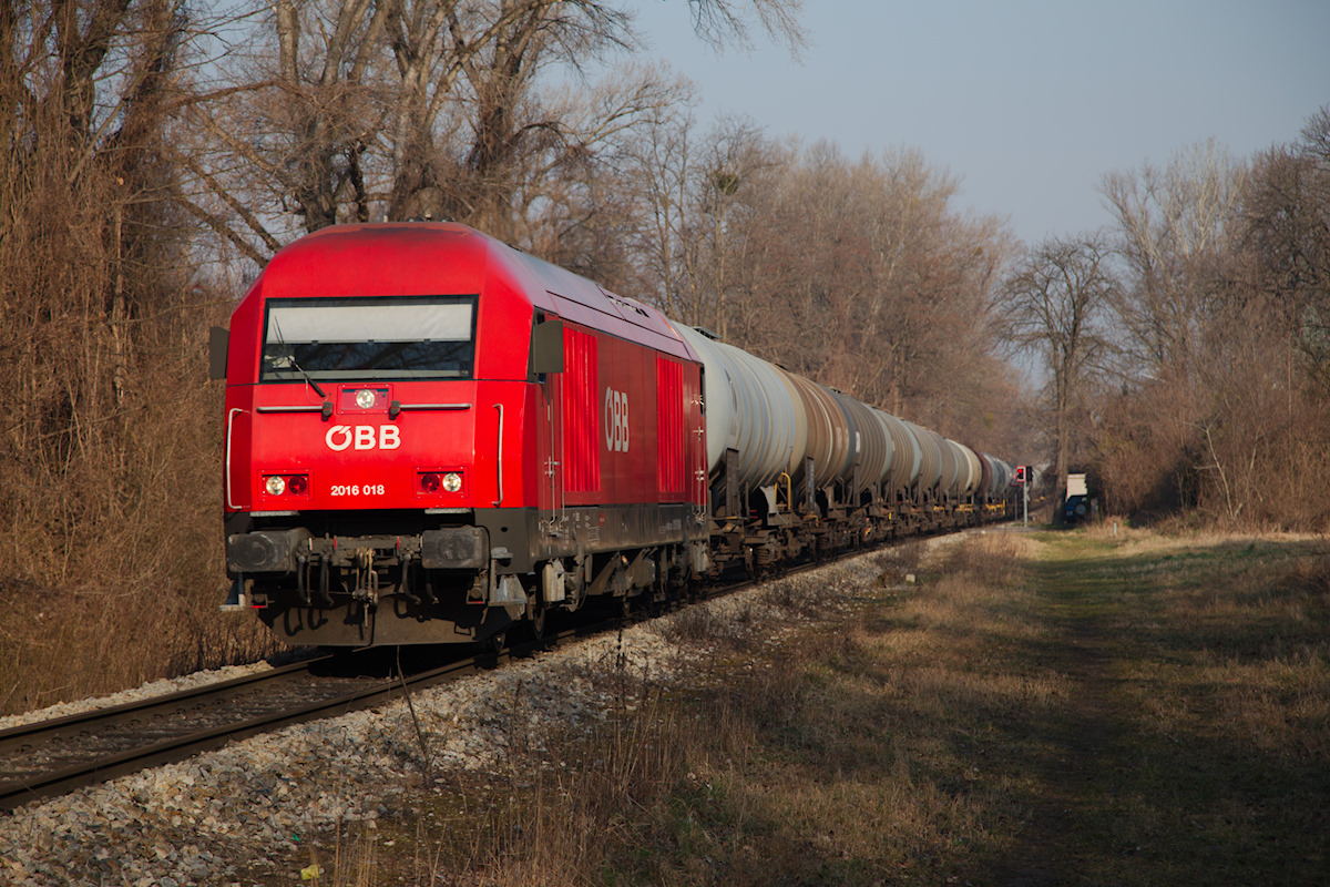 Der morgendliche Tankzug von Wien Stadlau nach Wien Lobau Hafen ist mit der 2016 018 ist im besten Fotolicht auf der ansonsten fotografisch eher ungünstigen Strecke unterwegs. (20.03.2015)