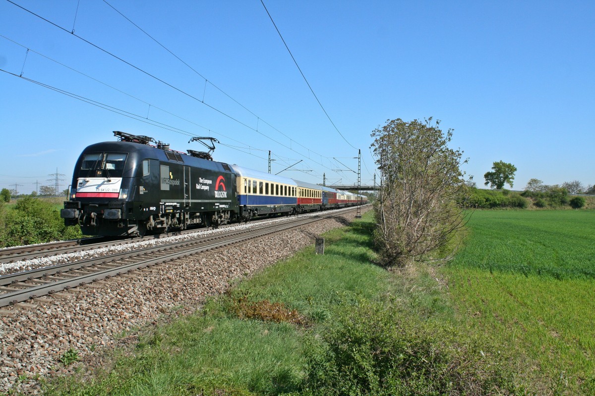 Der MRCE-Taurus ES 64 U2-099 brachte am 17.04.14 einen DPE von Dortmund auf dem Weg nach Domdossola nach Basel SBB. Hier konnte ich den AKE-Reisesonderzug zwischen Müllheim (Baden) und Auggen aufnehmen.
