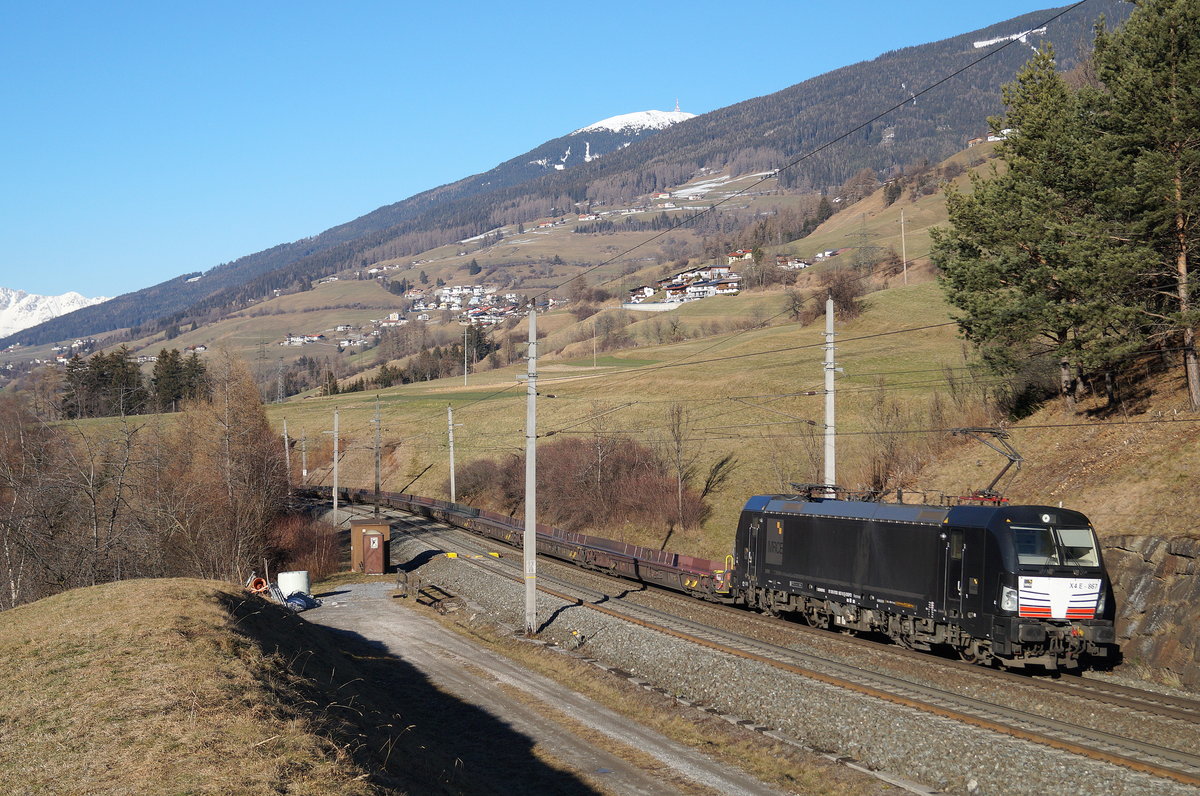 Der MRCE-Vectron X4E-867 schiebt eine ROLA, auf der sich sagenhafte 2 LKWs befanden, bei Matrei am Brenner Richtung Wörgl, 29.12.2018.